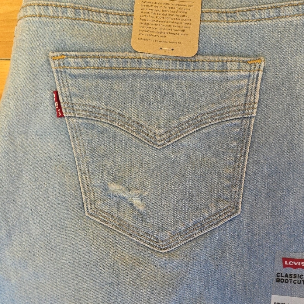 Levi's Size 18W Vintage Classic Bootcut Jeans Mid-Rise Distressed Light Wash NEW - Picture 2 of 15